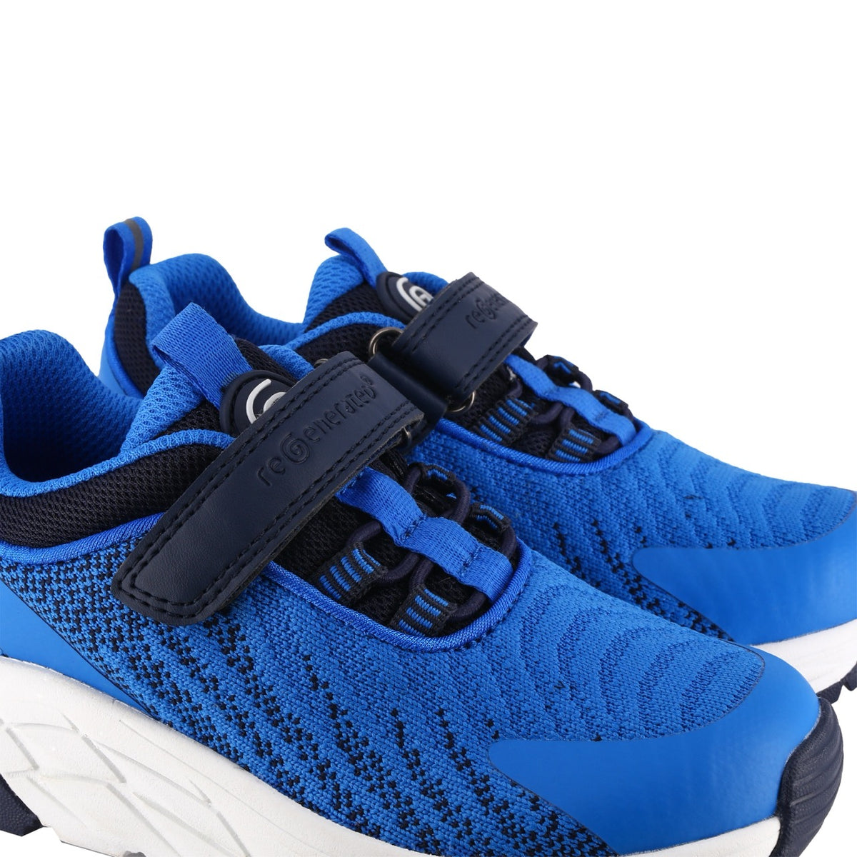 Lightweight recycled sneakers with gray laces