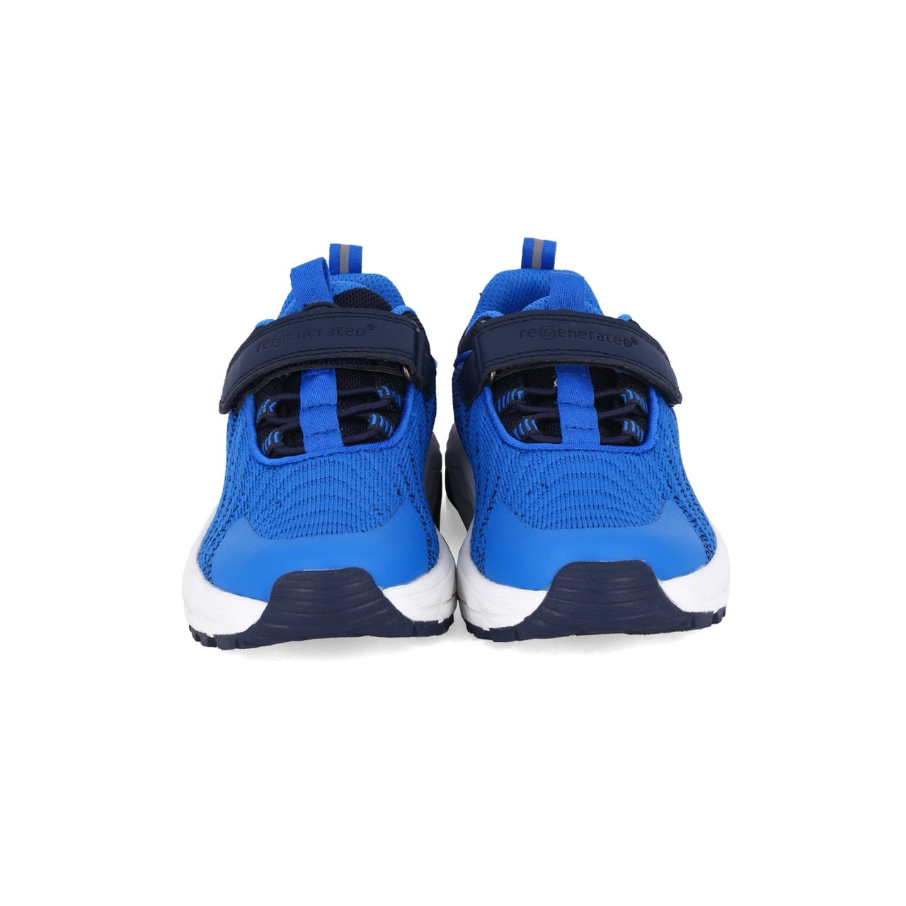 Lightweight recycled sneakers with gray laces