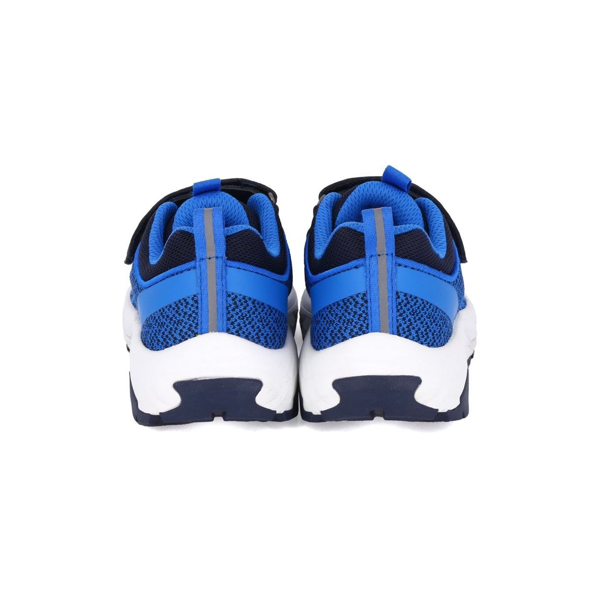 Lightweight recycled sneakers with gray laces