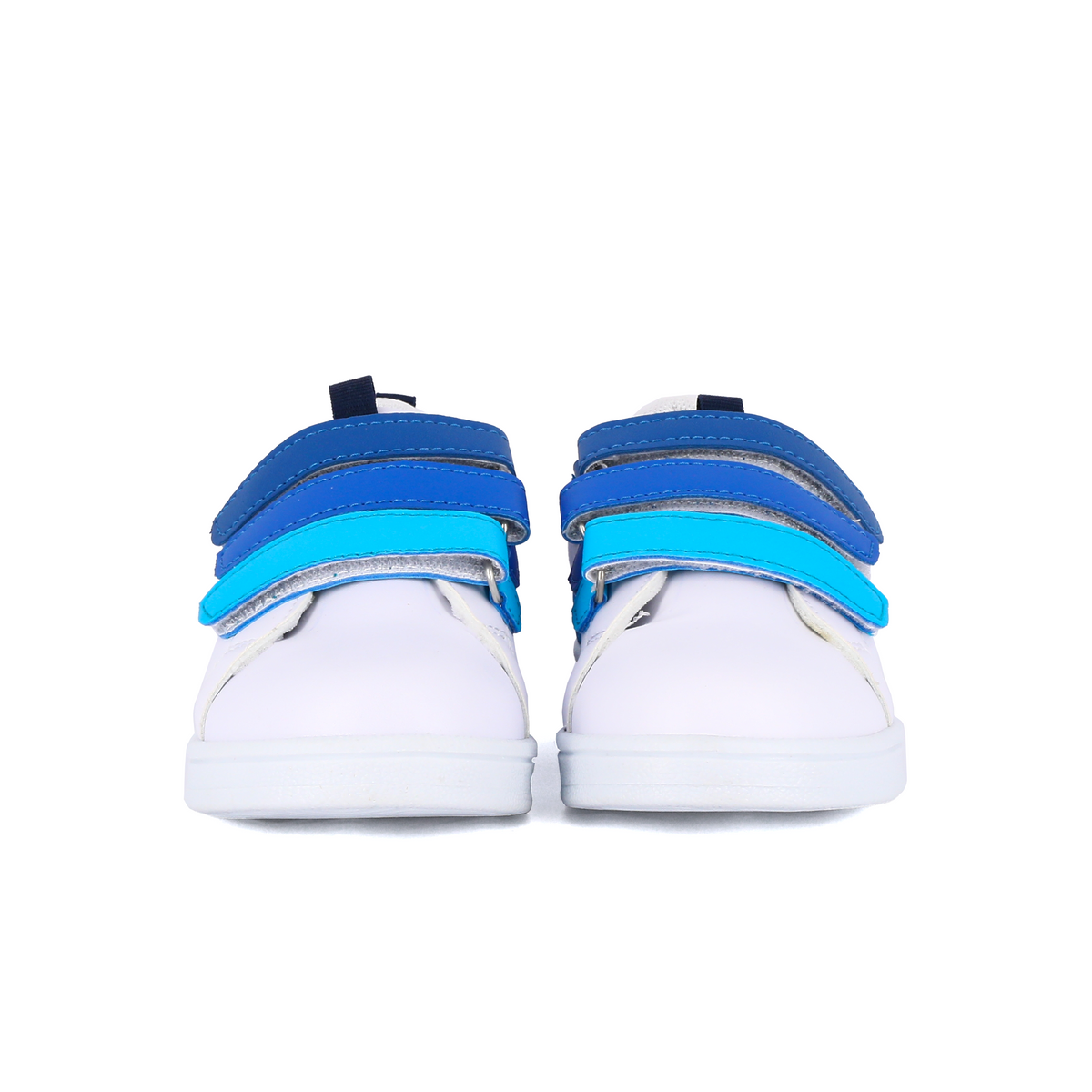 Zapatillas con cierre de gancho y bucle.